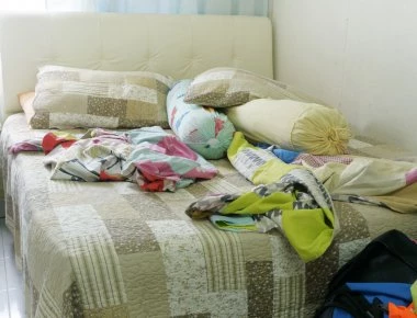 Δείτε γιατί δεν πρέπει να αφήνετε ποτέ τα άπλυτα ρούχα πάνω στο κρεβάτι - Δείτε το βίντεο